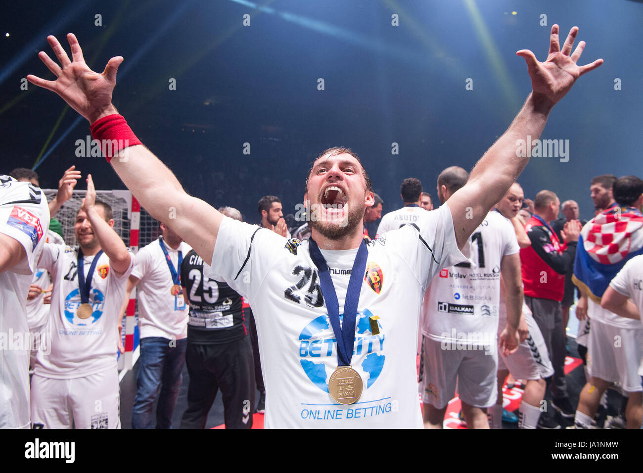 Cologne, Allemagne. 4 juin, 2017. Skopje's Luka Cindric célèbre après la finale de la Ligue des Champions quatre match de hand entre Paris Saint Germain et le Vardar Skopje à la Lanxess-Arena à Cologne, Allemagne, 4 juin 2017. Photo : Marius Becker/dpa/Alamy Live News Banque D'Images