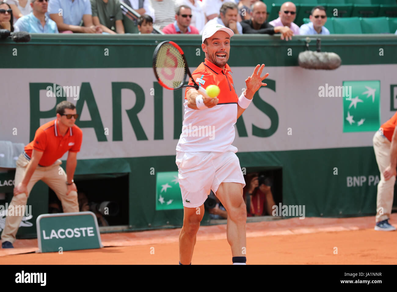 Paris, France. 04 Juin, 2017. Joueur de tennis espagnol Roberto Bautista Agut est en action au cours de sa correspondance dans le 3ème tour de l'ATP Open de France à Roland Garros vs joueur espagnol Rafael Nadal le 4 juin 2017 à Paris, France. - Crédit : Yan Lerval/Alamy Live News Banque D'Images