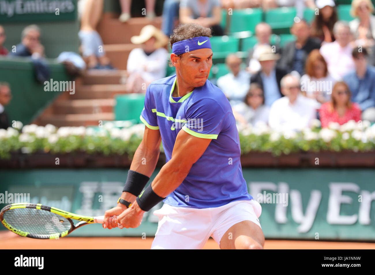 Paris, France. 04 Juin, 2017. Joueur de tennis espagnol Rafael Nadal est en action au cours de sa correspondance dans le 3ème tour de l'ATP Open de France à Roland Garros vs joueur espagnol Roberto Bautista Agut le Juin 4, 2017 in Paris, France. - Crédit : Yan Lerval/Alamy Live News Banque D'Images