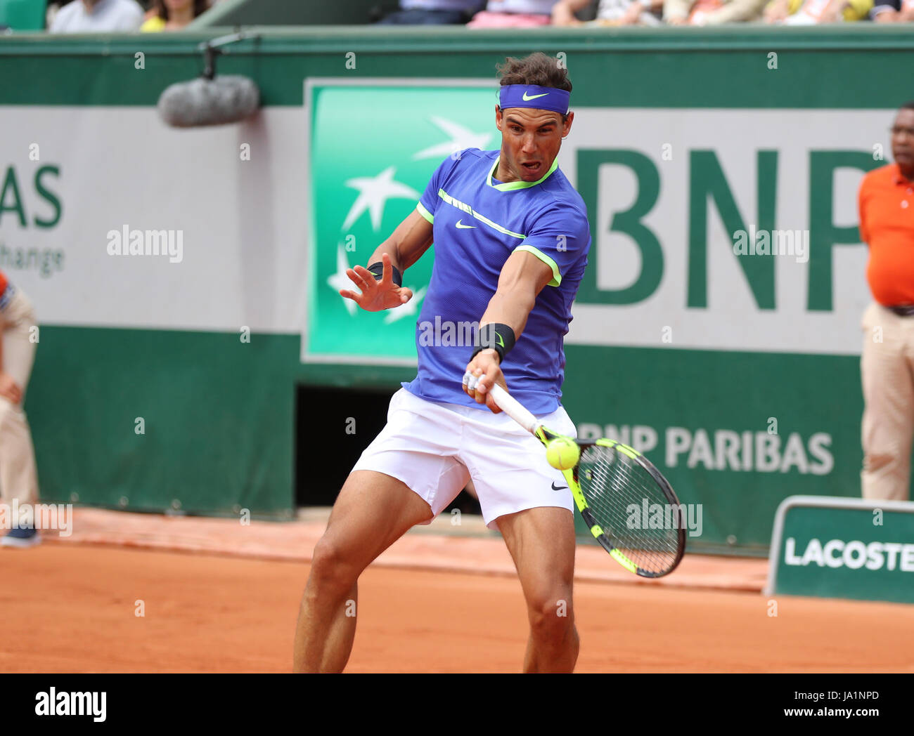 Paris, France. 04 Juin, 2017. Joueur de tennis espagnol Rafael Nadal est en action au cours de sa correspondance dans le 3ème tour de l'ATP Open de France à Roland Garros vs joueur espagnol Roberto Bautista Agut le Juin 4, 2017 in Paris, France. - Crédit : Yan Lerval/Alamy Live News Banque D'Images