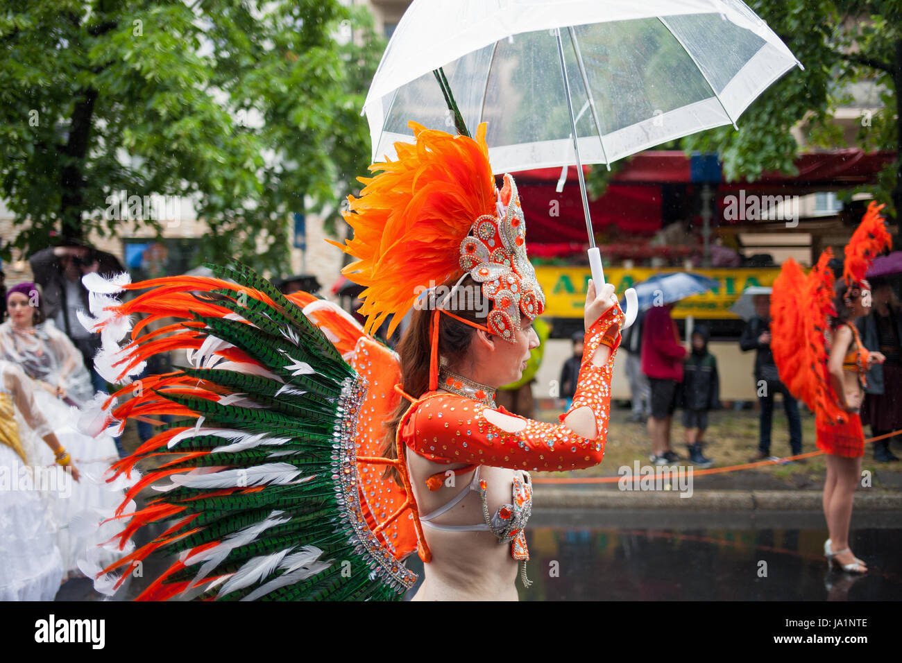 Berlin, Allemagne. 04 Juin, 2017. Simon Becker/Le Pictorium - Karneval der Kulturen, Berlin 2017 - 04/06/2017 - Allemagne/Berlin/Berlin - Berlin's Carnaval des Cultures présentant et célébrer la diversité culturelle de la ville - en dépit du mauvais temps. Crédit : LE PICTORIUM/Alamy Live News Banque D'Images