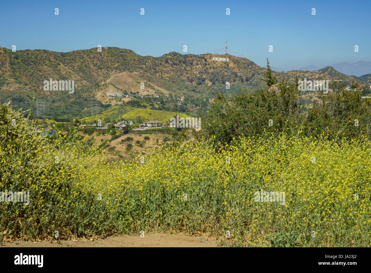 Los Angeles, APR 12 : Hollywood Sign et la montagne de Hollywood Bowl donnent sur le Avr 12, 2017 à Los Angeles, Californie Banque D'Images