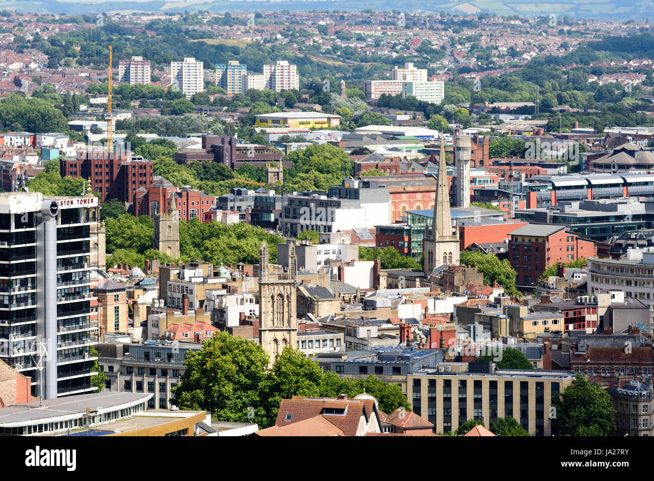 Bristol, Angleterre - le 17 juillet 2016 : le paysage urbain du centre et centre-ville de Bristol, y compris des immeubles de bureaux, des tours d'église et du conseil estate tower blo Banque D'Images