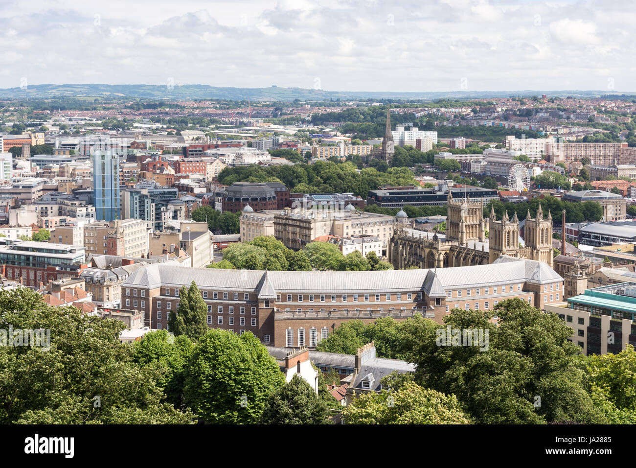 Bristol, Angleterre - le 17 juillet 2016 : Bristol Hôtel de Ville, la cathédrale et la ville vue de la tour Cabot. Banque D'Images