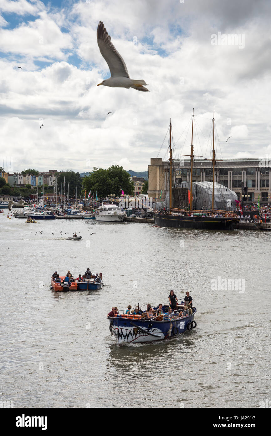 Bristol, Angleterre - le 17 juillet 2016 : Les mouettes volent au-dessus de petits traversiers effectuant le transport de passagers dans le port de Bristol pendant le festival annuel. Banque D'Images
