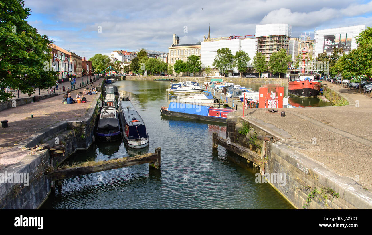 Bristol, Angleterre - le 17 juillet 2016 : des bateaux amarrés dans le bassin de Bathurst, une partie du port flottant du Bristol. Banque D'Images