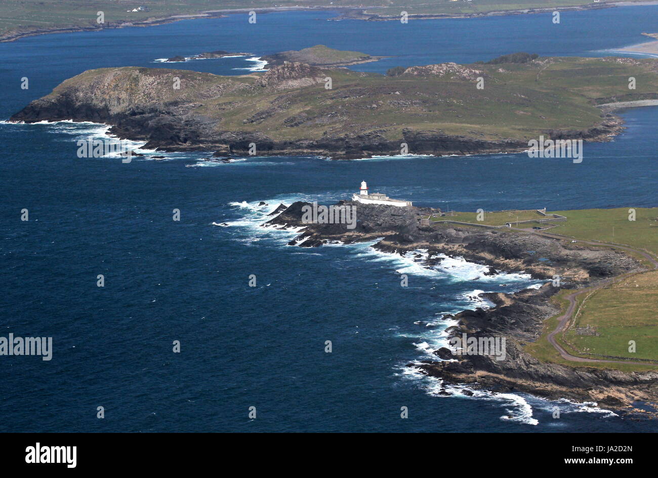 Coast, surf, risacca, surge, brisant des vagues, l'Irlande, phare, Hill, Banque D'Images