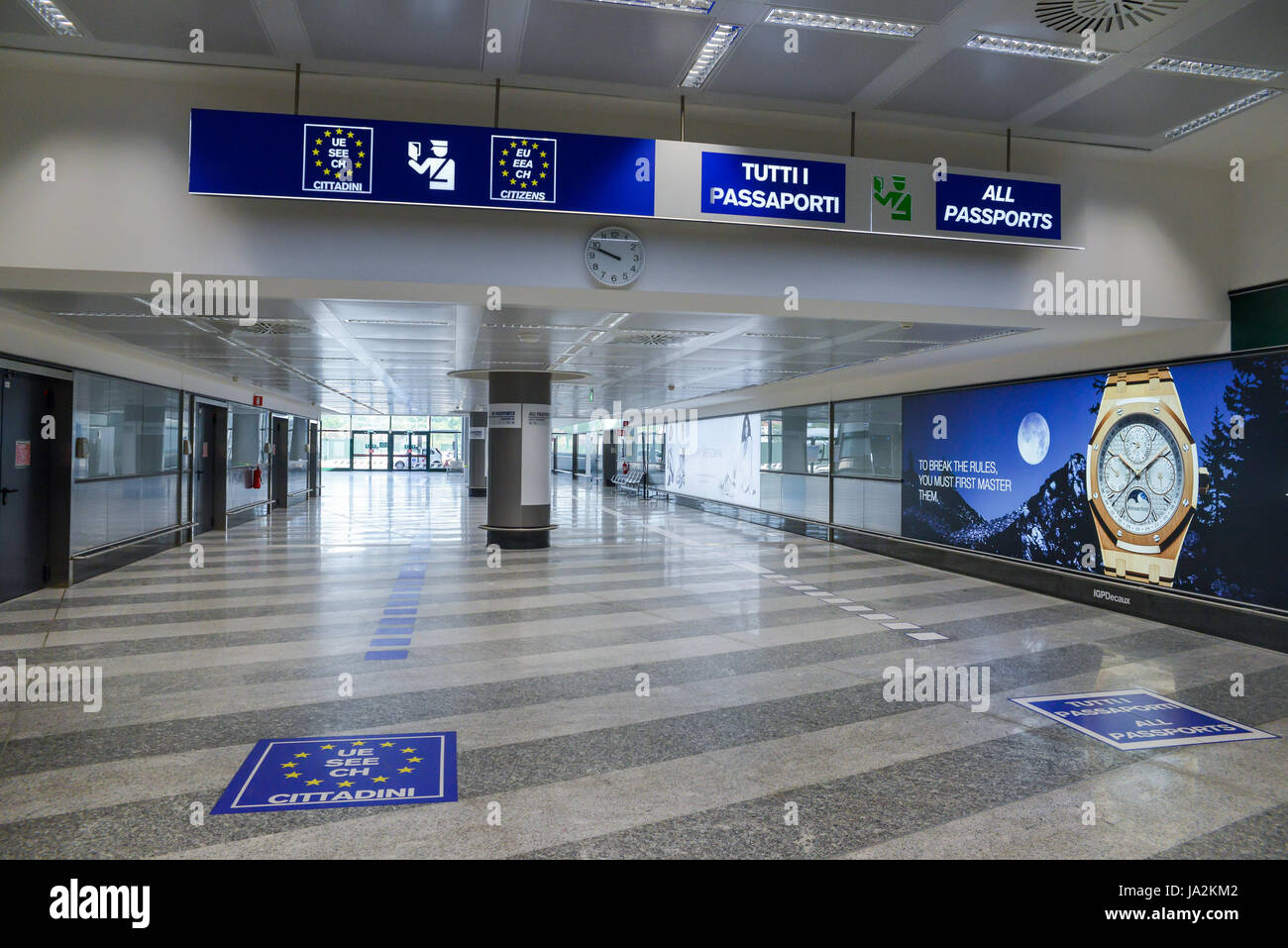 Contrôle des passeports à l'Aéroport International de Malpensa, Milan, Italie Banque D'Images