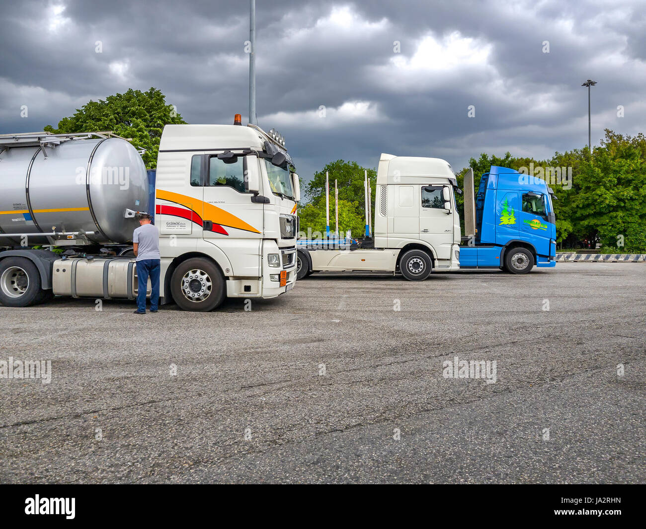 Venise, Italie - Mai 08, 2017 : les camions avec ciel nuageux. Banque D'Images