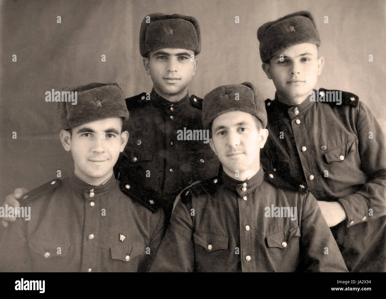 Un bon portrait des quatre amis militaires, Nord du Caucase, en Russie, 1959. Banque D'Images