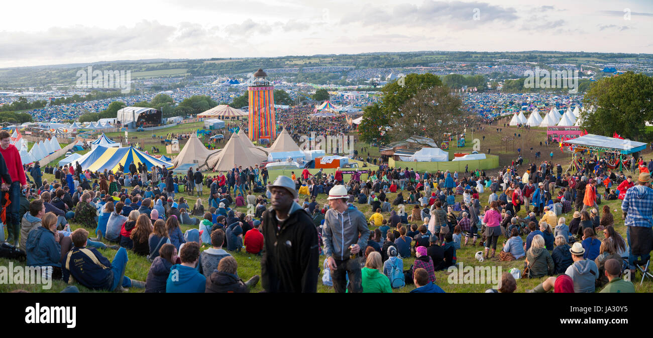 GLASTONBURY, Royaume-Uni - juin, 22 : Vue panoramique montrant des foules de gens sur la colline donnant sur le site de festival de Glastonbury le 22 juin 2011. Le thr Banque D'Images
