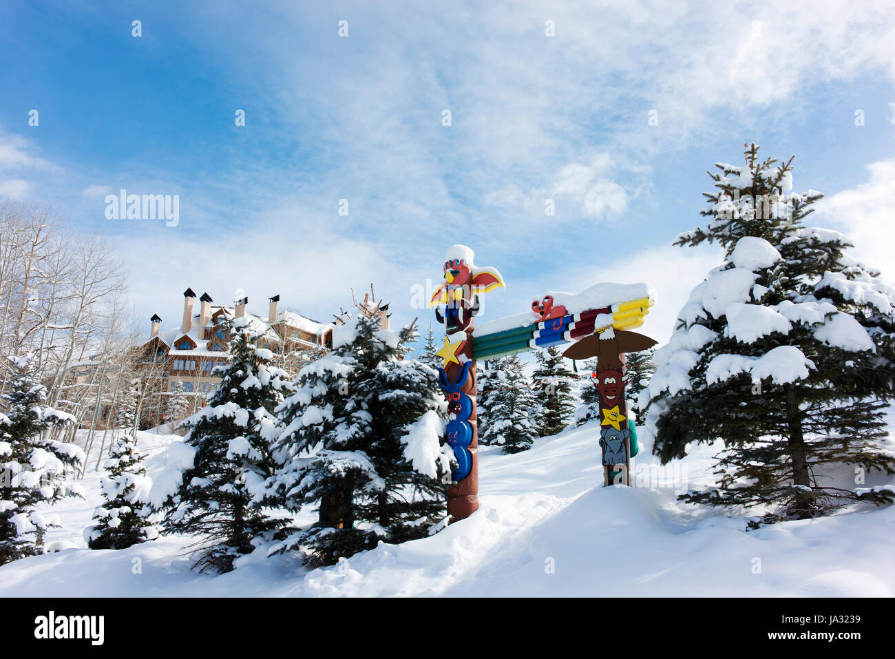 Les totems et les arbres avec de la neige fraîche à Beaver Creek, une station de ski à proximité de Avon, Colorado. Banque D'Images