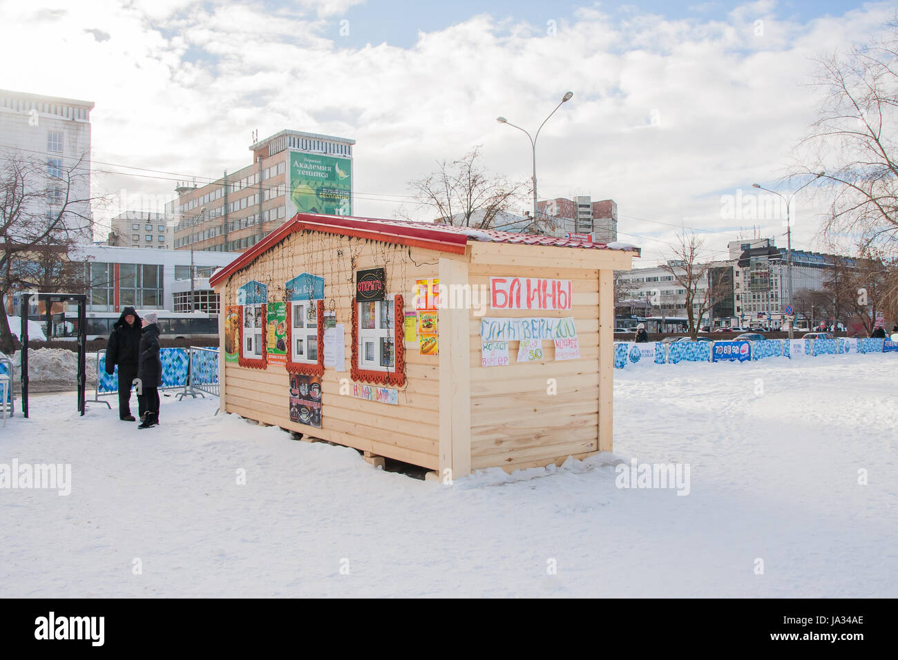 PERM, Russie, février 06,2016 : les gens achètent de la nourriture à la restauration rapide en une ville de glace sur l'Esplanade, Lenina Street Banque D'Images