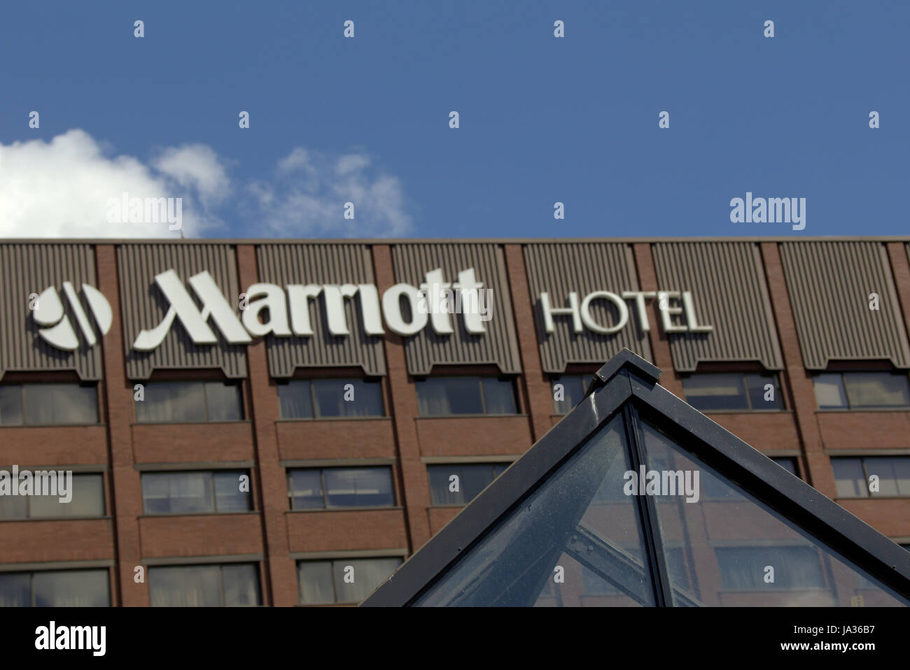 Marriott Hotel Glasgow Ecosse signe ciel bleu nuage blanc moelleux Banque D'Images