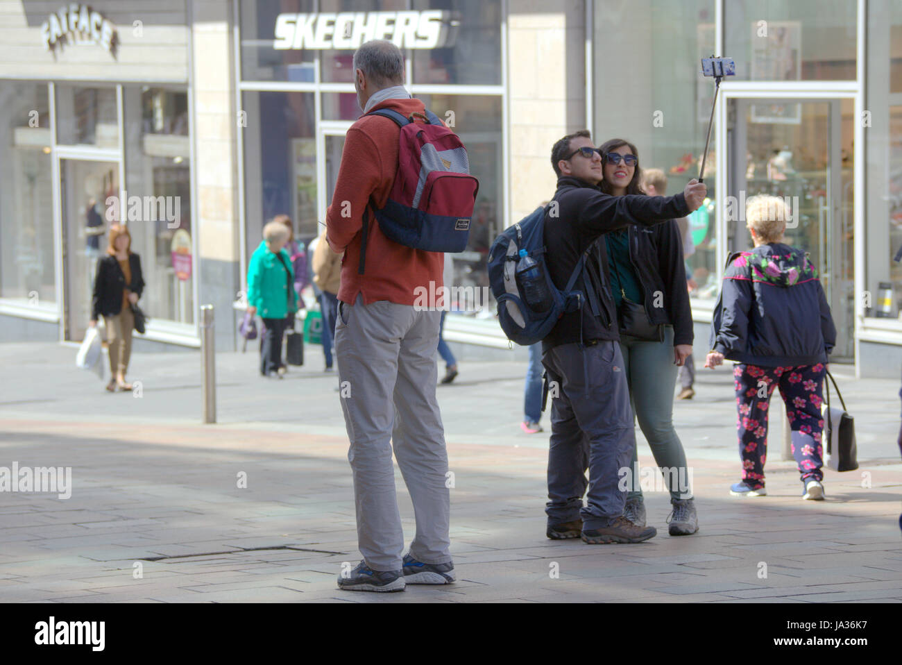 Les touristes dans les rues de Glasgow en Écosse Banque D'Images