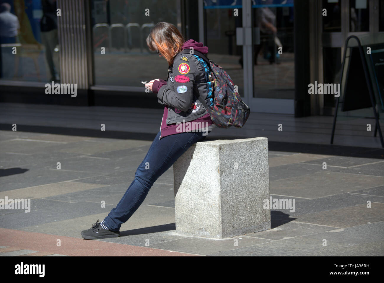 Les touristes dans les rues de Glasgow Ecosse assis derrière Banque D'Images