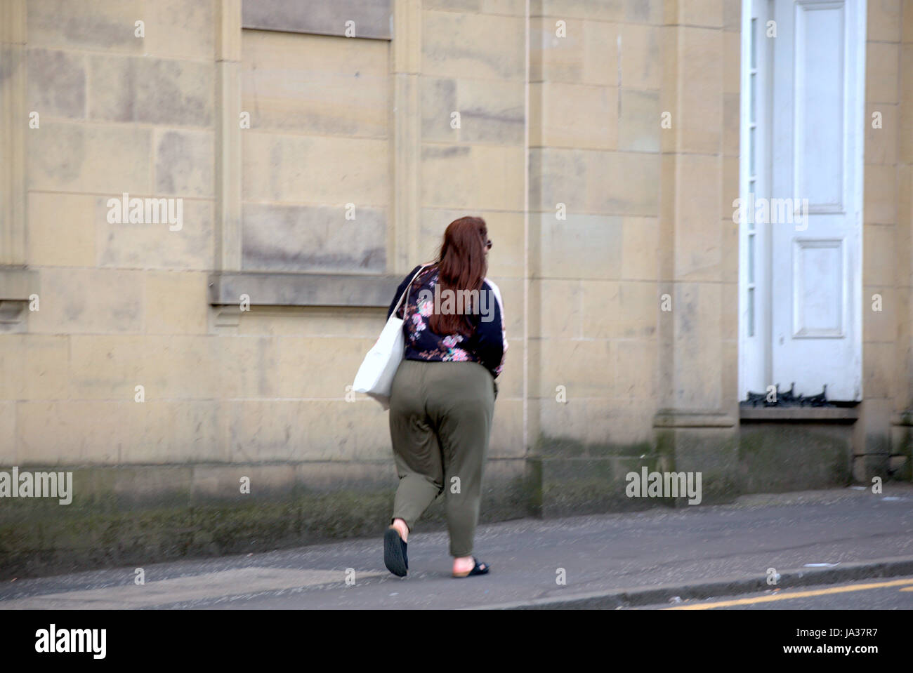 L'excès de graisse obèses jeune femme de vie malsain Banque D'Images