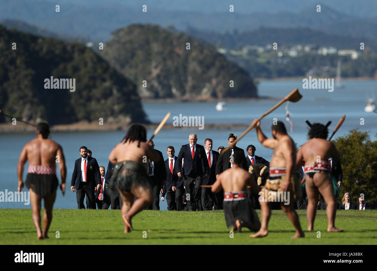L'entraîneur-chef des Lions britanniques et irlandais conduit son équipe à l'accueil des Maoris au Waitangi Treaty Grounds, à Waitangi, en Nouvelle-Zélande. APPUYEZ SUR ASSOCIATION photo. Date de la photo: Dimanche 4 juin 2017. Voir l'histoire de PA RUGBYU Lions. Le crédit photo devrait se lire comme suit : David Davies/PA Wire. Banque D'Images
