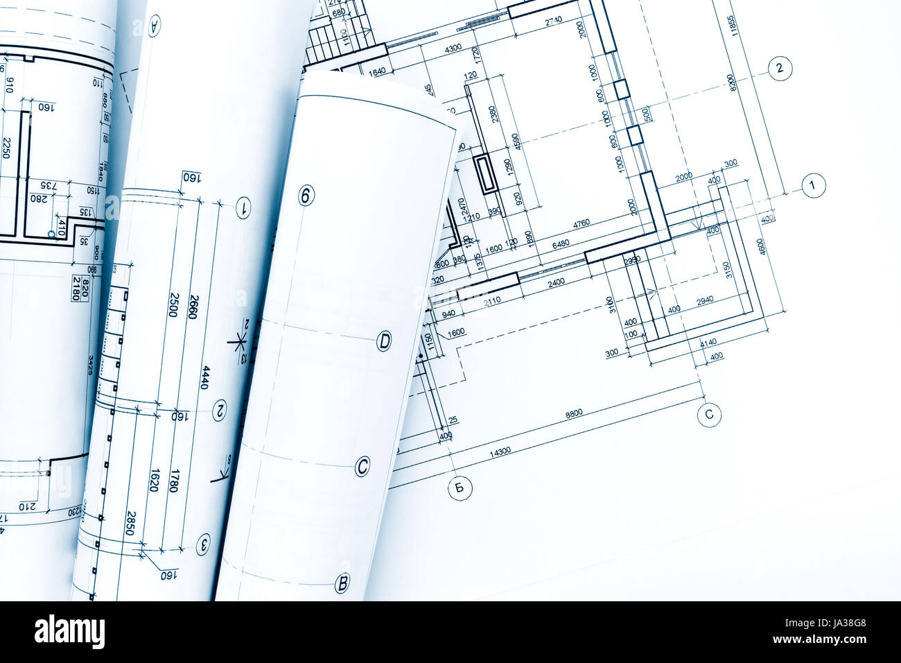 Projet architectural drawings, blueprint rolls sur plan de maison Banque D'Images