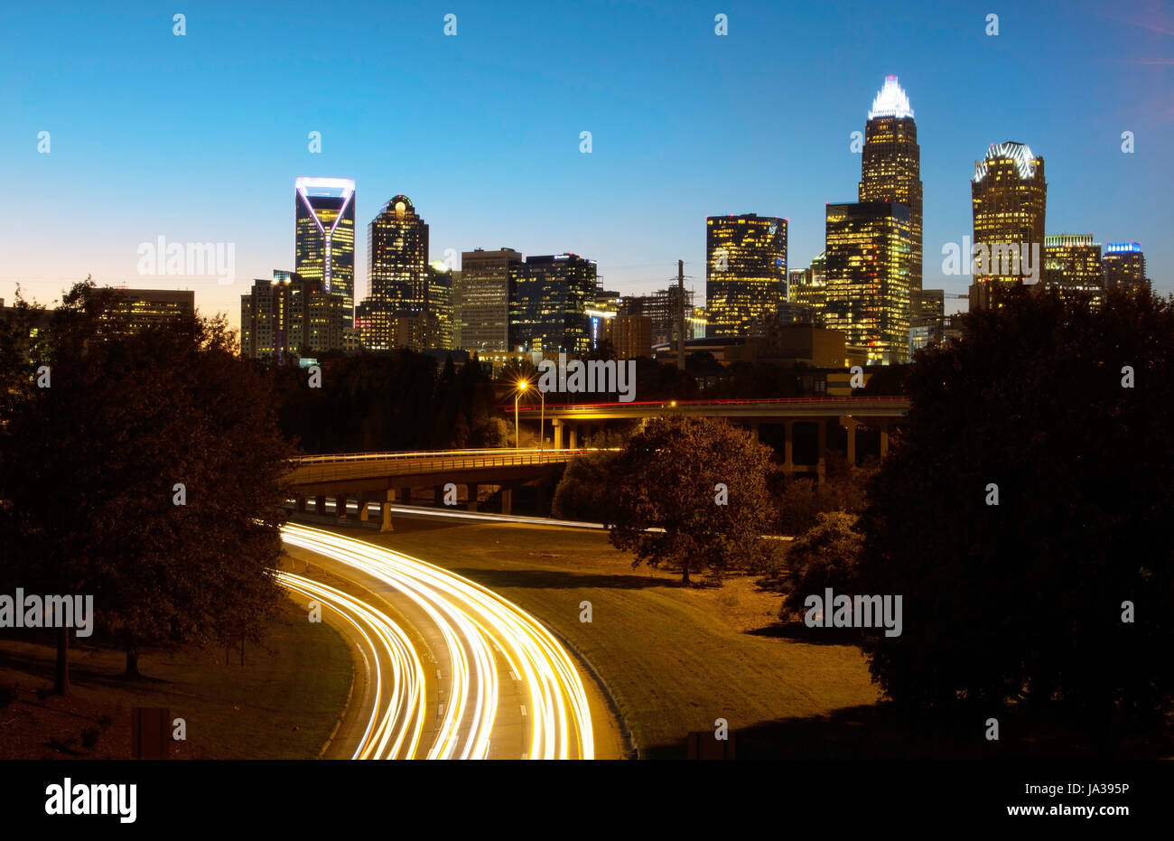 Charlotte North Carolina skyline at night avec circulation brouille et crépuscule Banque D'Images