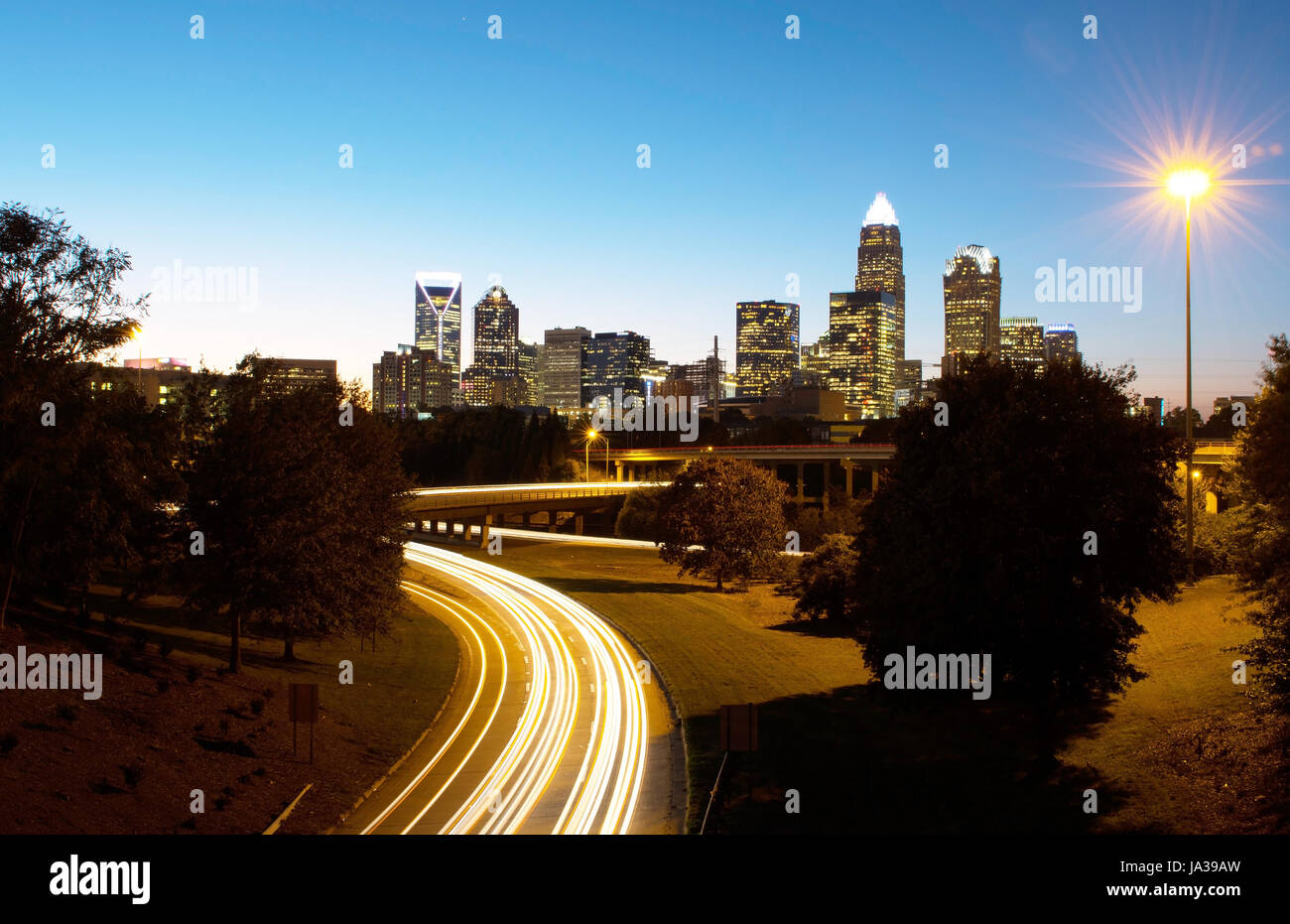 Charlotte North Carolina skyline at night avec circulation brouille et crépuscule Banque D'Images