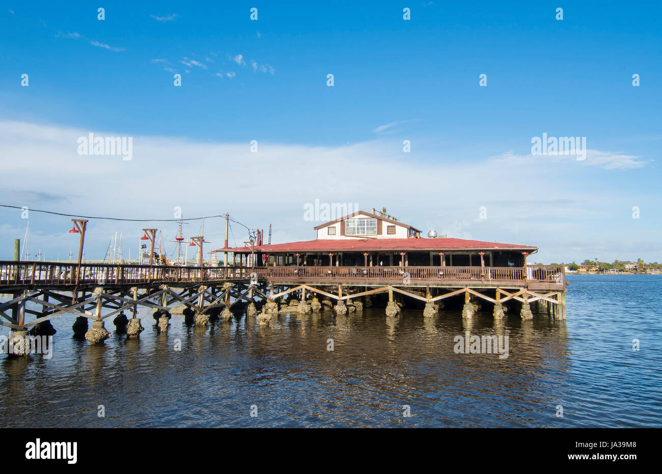 USA, St Augustine en Floride Harbour Restaurant Santa Maria à marina sur l'eau côtière Banque D'Images