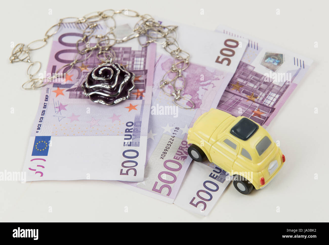 Voiture jaune et la joaillerie de luxe sur l'Euro 500 Banque D'Images