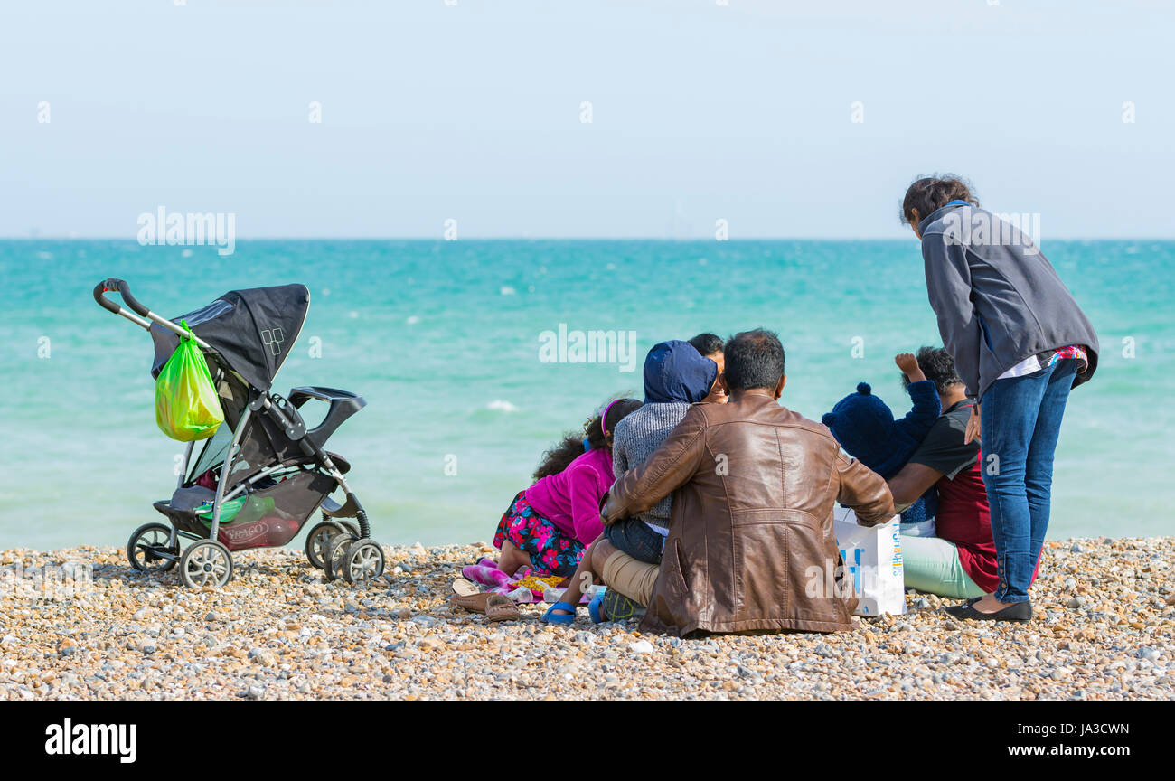 La famille asiatique au bord de la mer, sur une plage. Banque D'Images