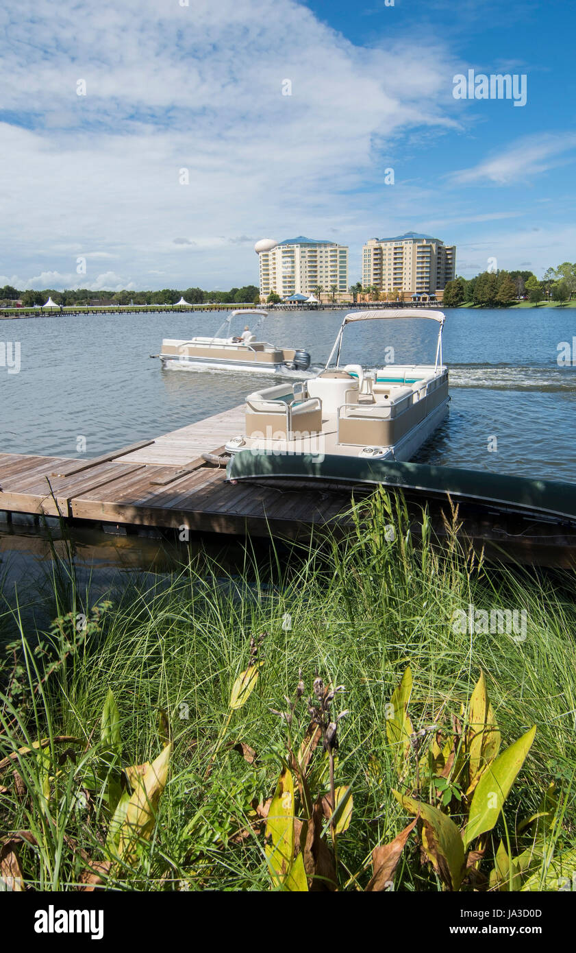 Altamonte Springs Florida lake et bateaux à rôti grues ville dans les magasins et centre commercial, Banque D'Images