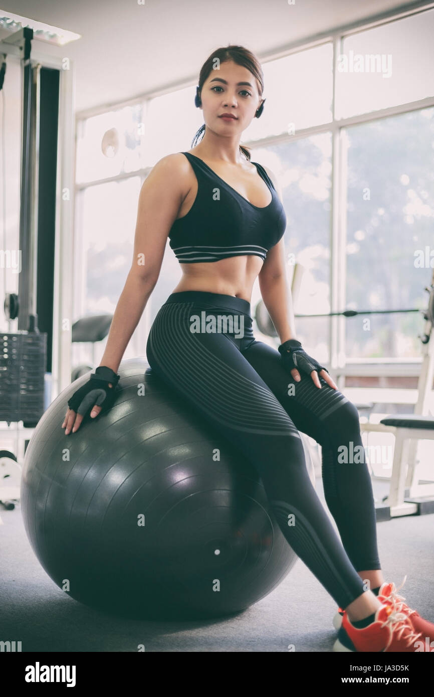 Belles femmes asiatiques, des sports fille n'exerce sur un fitball au gym,soft focus Banque D'Images
