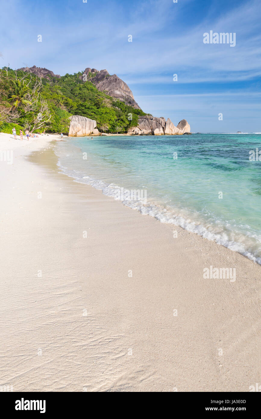 LA DIGUE - le 15 août : les touristes sur la plage de Anse Source d'argent à la Digue, Seychelles le 15 août 2014 Banque D'Images