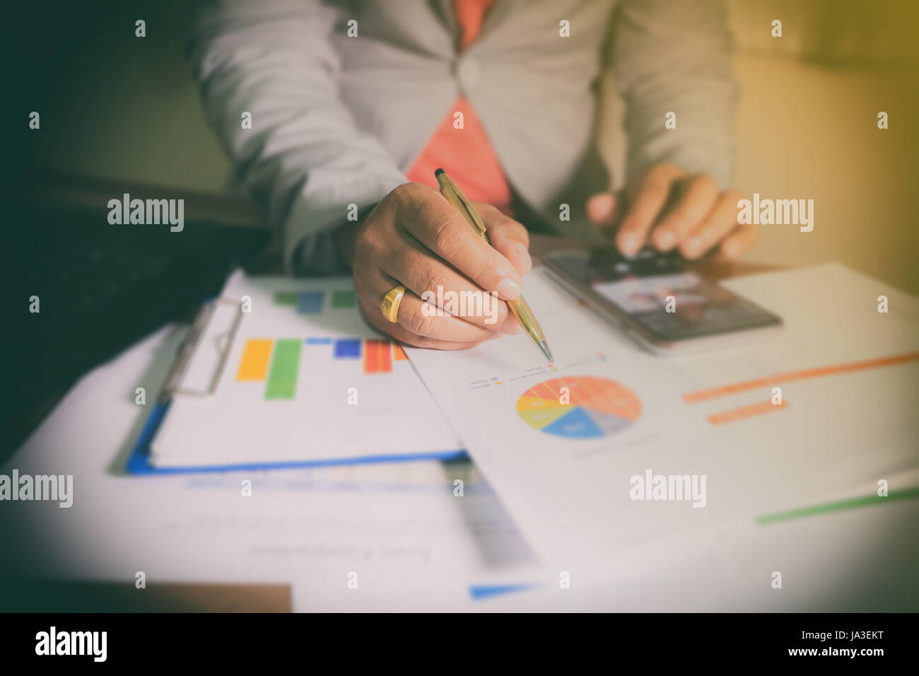 L'homme d'affaires et de travail graphiques d'analyse à l'office de tourisme Banque D'Images