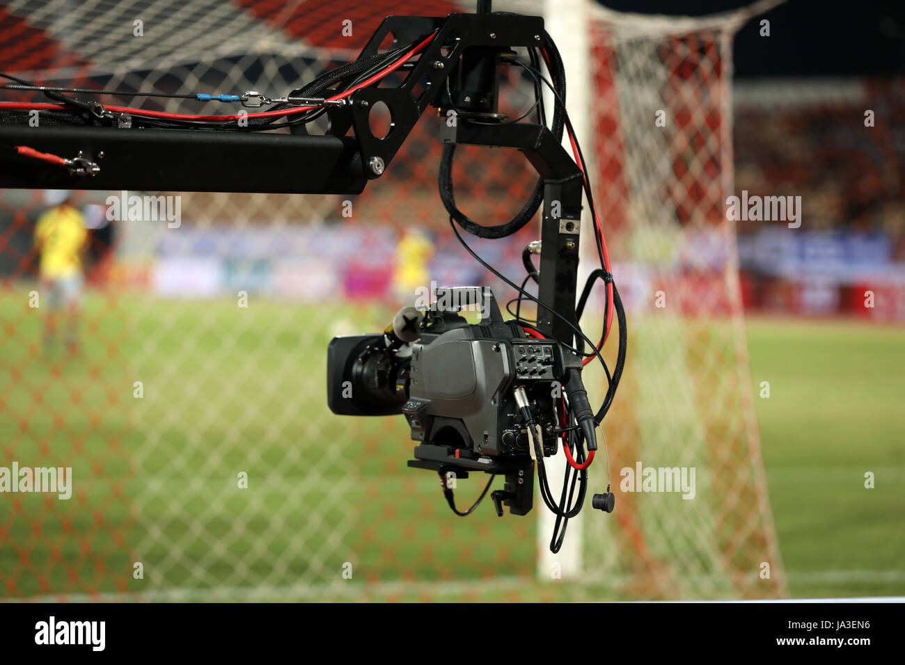 Soft focus et trouble de caméraman professionnel et de travail de l'opérateur de caméra vidéo avec son équipement professionnel Banque D'Images