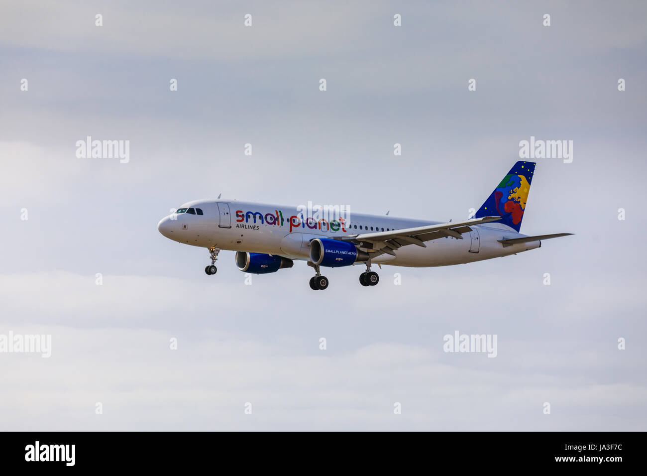 ARECIFE, ESPAGNE - avril 15, 2017 : Airbus A320 de la petite planète avec l'enregistrement D-ASPG l'atterrissage à l'aéroport de Lanzarote Banque D'Images