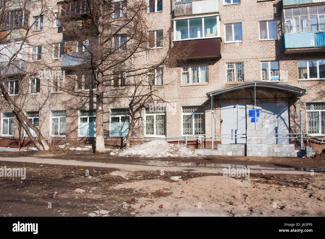 Perm, Russie - Mars 31,2016 : externe de l'hôpital sur un rez-de-chaussée de la maison de cinq étages habité Banque D'Images