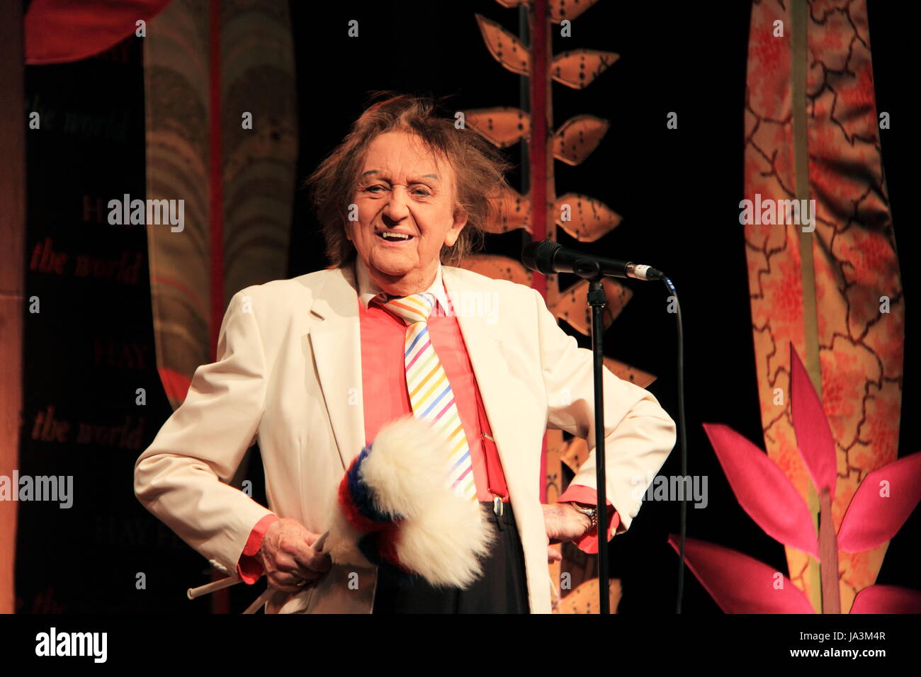 Ken Dodd au Tata tente, Hay Festival 2017, Hay-on-Wye, Brecknockshire, Powys, Pays de Galles, Grande-Bretagne, Royaume-Uni, UK, Europe Banque D'Images