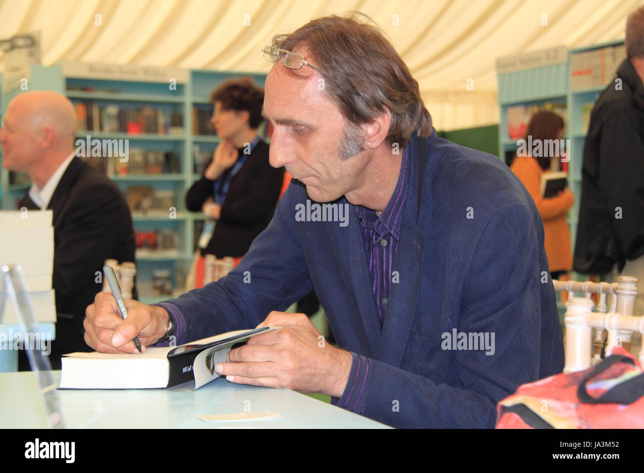 Will Self livre signature, Librairie du Festival, Hay Festival 2017, Hay-on-Wye, Brecknockshire, Powys, Pays de Galles, Grande-Bretagne, Royaume-Uni, UK, Europe Banque D'Images