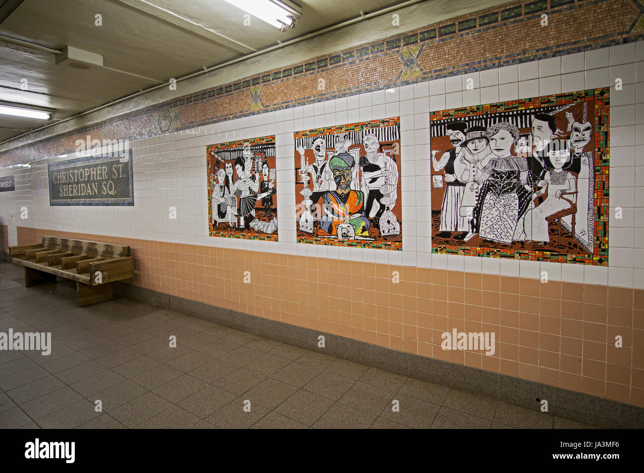 L'art du métro sur la plate-forme de la Christopher St. Sheridan Square subway station sur la ligne n°1 à Manhattan, New York City. Banque D'Images