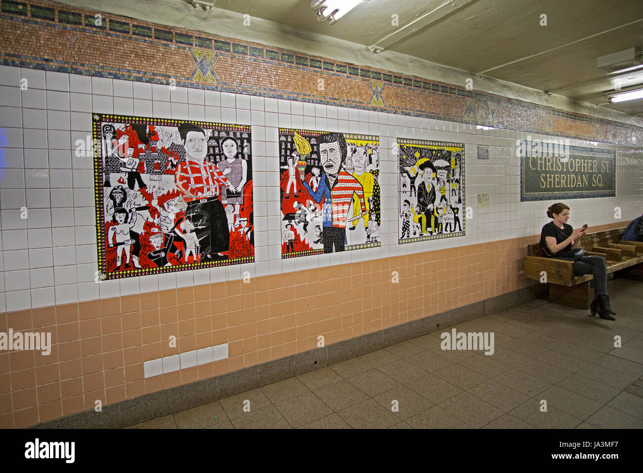 L'art du métro sur la plate-forme de la Christopher St. Sheridan Square subway station sur la ligne n°1 à Manhattan, New York City. Banque D'Images