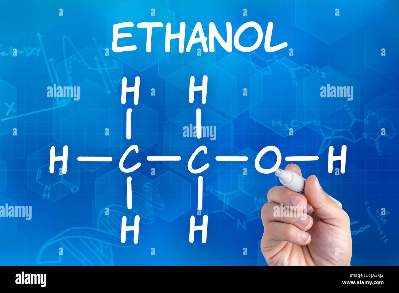 Avec un crayon à la main attire l'éthanol formule développée de produits chimiques Banque D'Images
