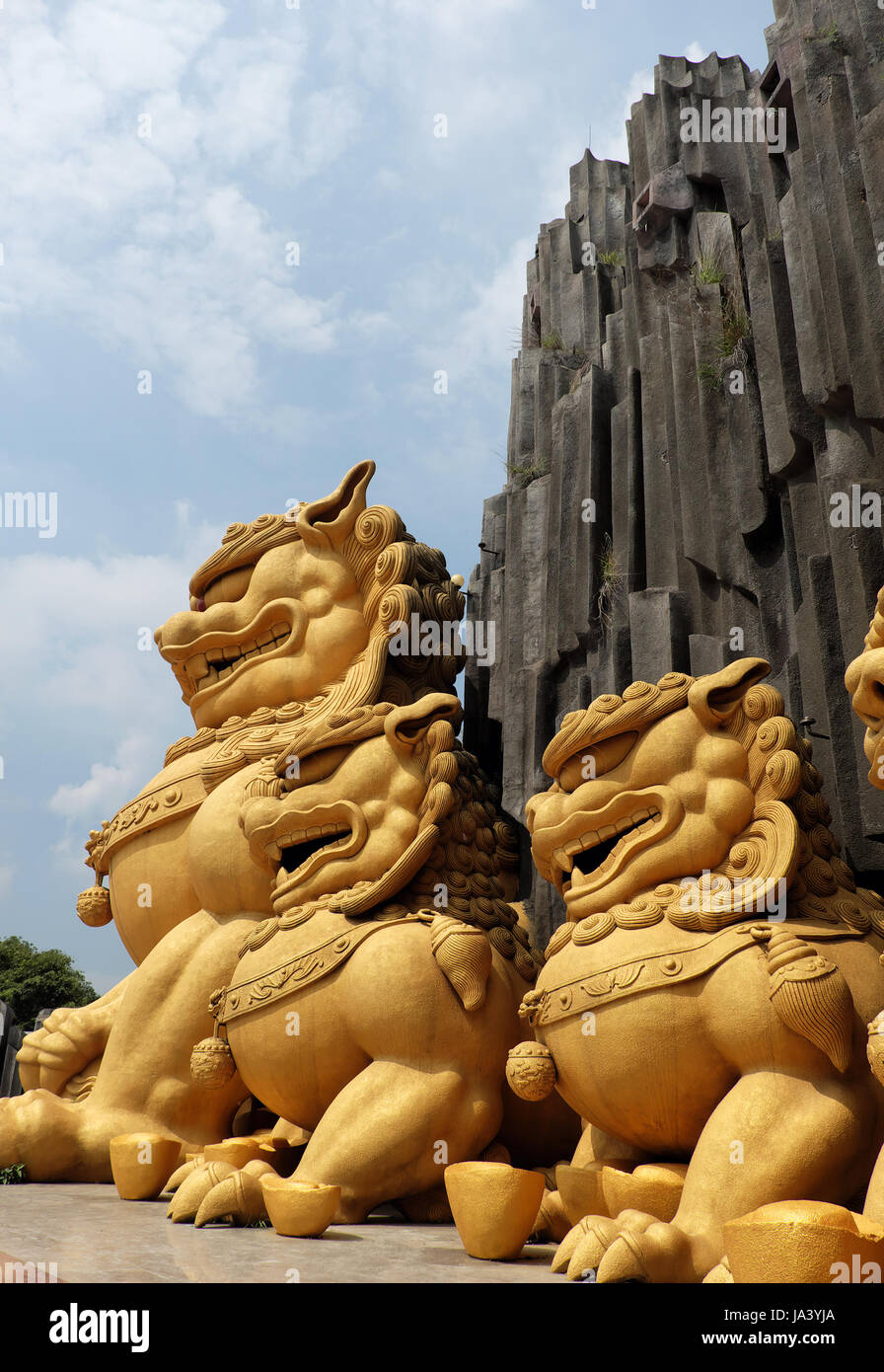 HO CHI MINH ville, VIET NAM, groupe de jaune statue de licorne à Suoi Tien zone touristique, lieu de voyage culturel avec une étonnante sculpture art, Vietnam Banque D'Images