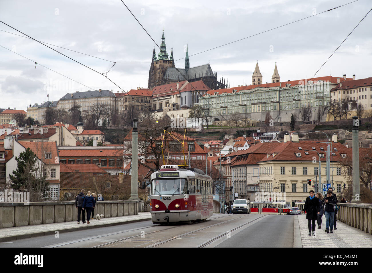 Tramway et le château de Prague Banque D'Images