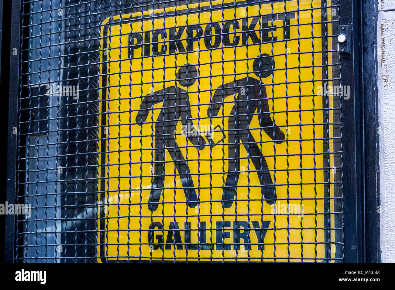 Pickpocket galerie - un panneau d'avertissement noir sur fond jaune Banque D'Images