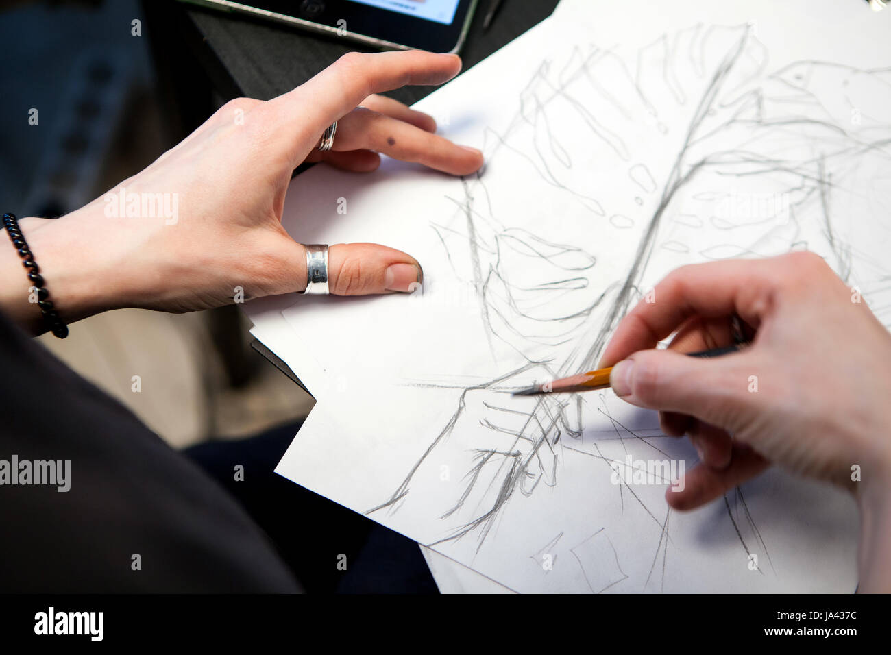 Girl tatoueur Dessine un croquis. Close-up of hands Banque D'Images