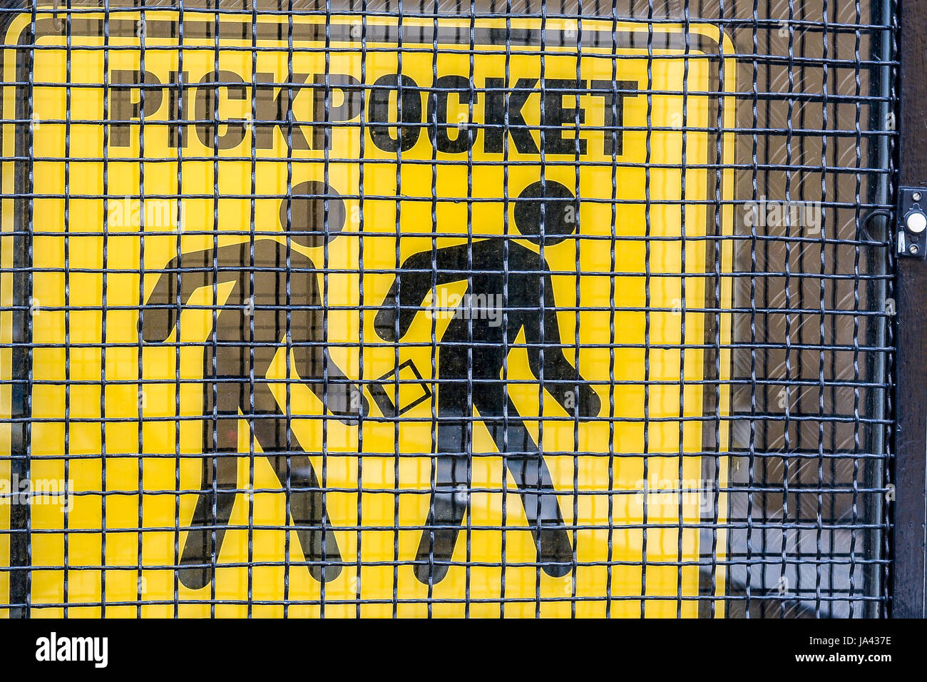Pickpocket galerie - un panneau d'avertissement noir sur fond jaune Banque D'Images