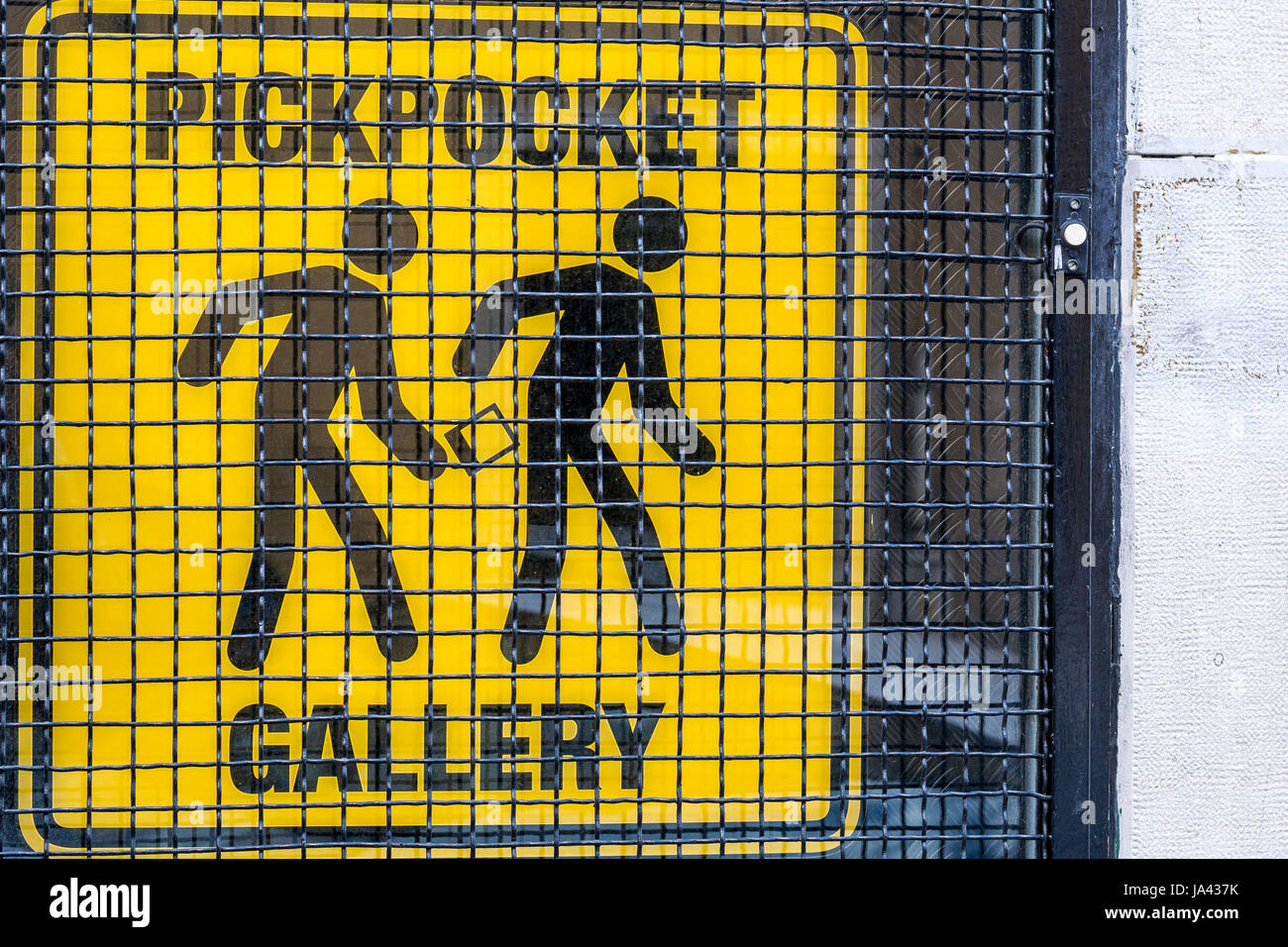 Pickpocket galerie - un panneau d'avertissement noir sur fond jaune Banque D'Images