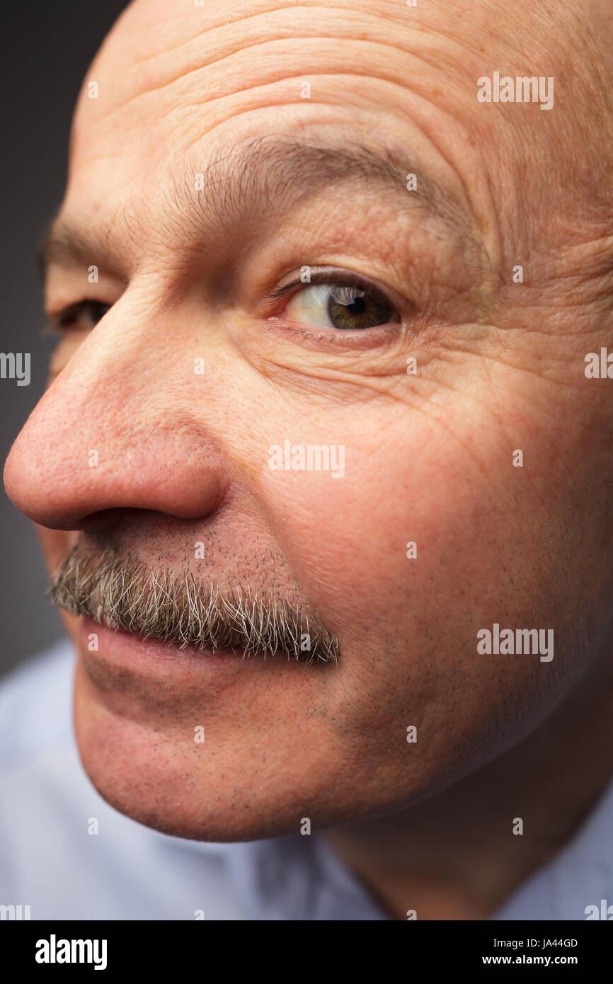 Vieil homme avec une moustache ressemble curieusement Banque D'Images