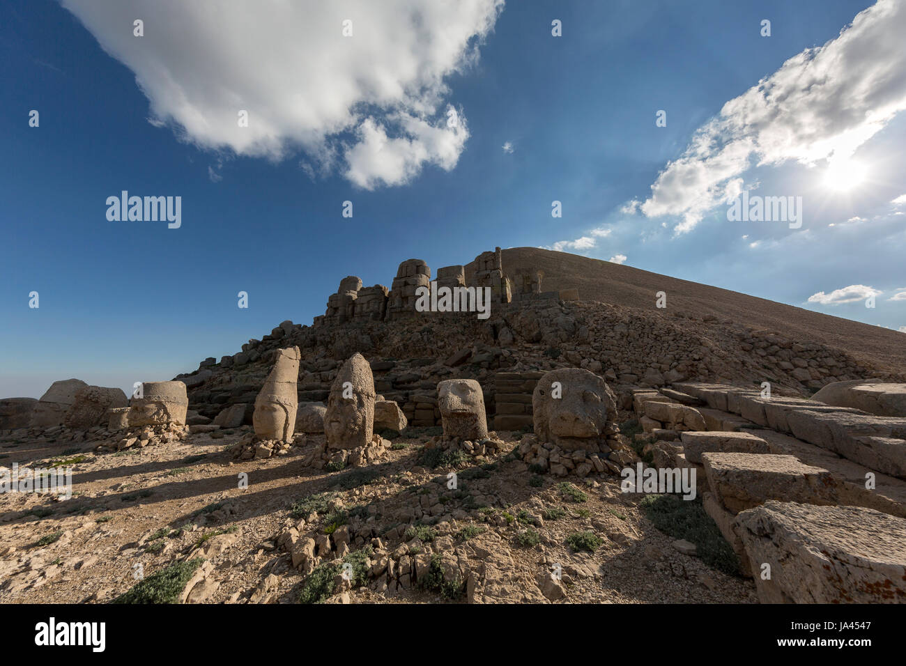 Adiyaman, Turquie - le 27 mai 2017 : statues de terrasse est au Mont Nemrut, le 27 mai 2017. Le site du patrimoine mondial de l'Unesco au Mont Nemrut - La Commagène K Banque D'Images