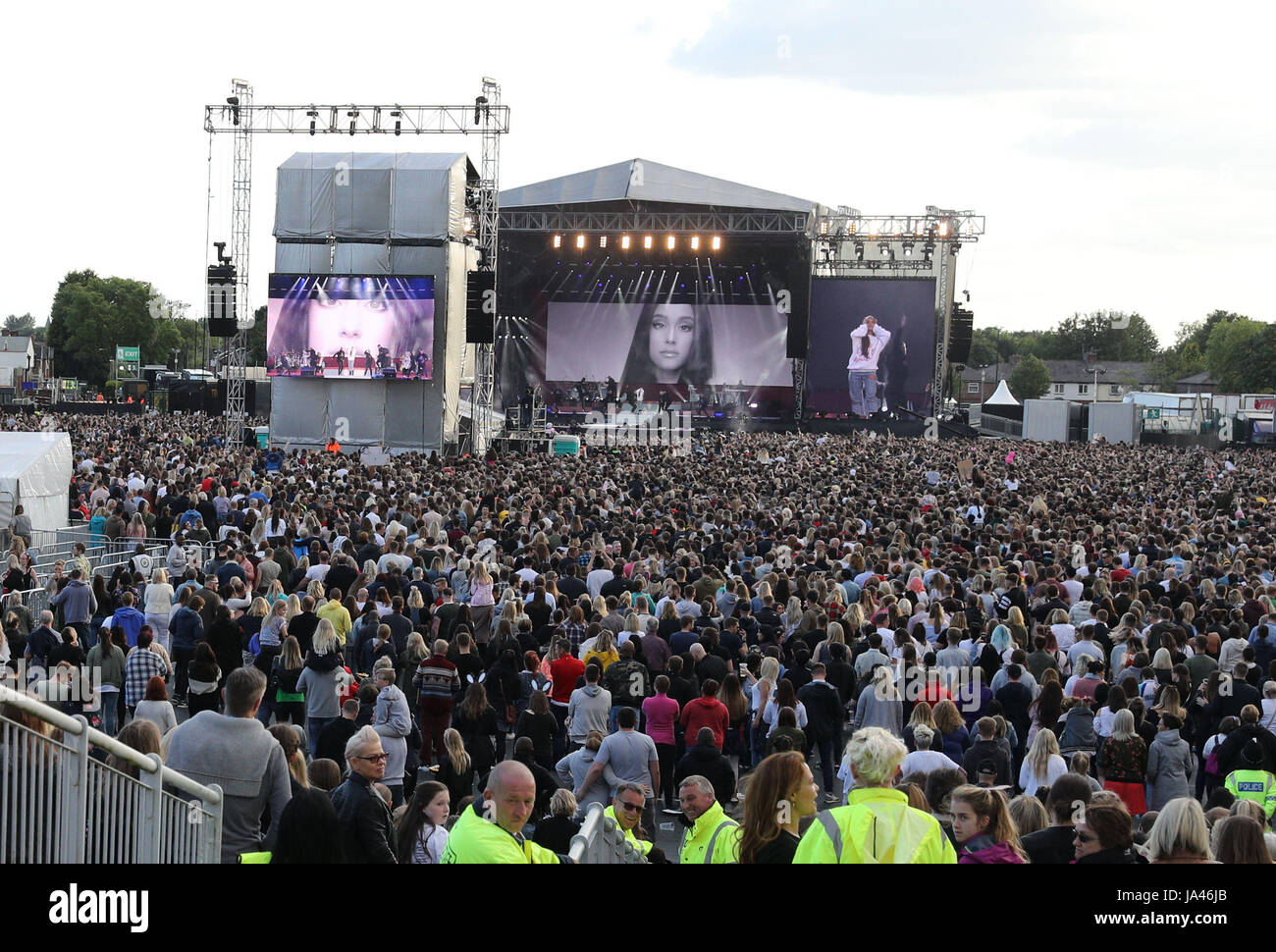 Ariana Grande effectuer au cours de l'unique Amour Manchester concert bénéfice pour les victimes de la Manchester Arena attaque terroriste à Unis Old Trafford, Greater Manchester. Banque D'Images