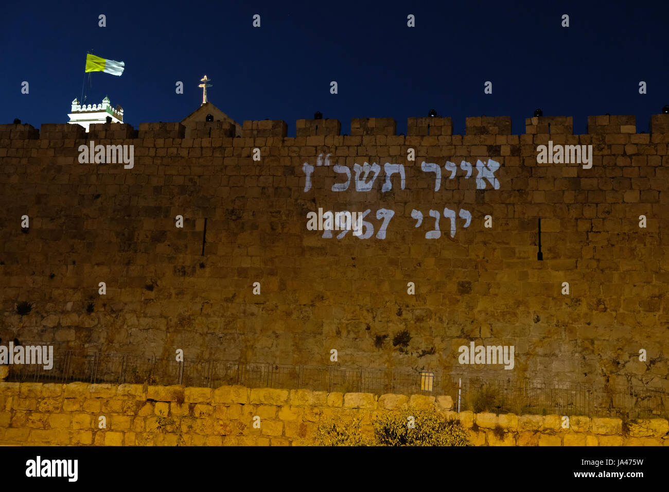 Le Mois De Juin Et L Annee 1967 Date En Hebreu Est Est Projetee Sur Les Murs De La Vieille Ville De Jerusalem Pour Commemorer Le 50e Anniversaire De La Guerre Des Six
